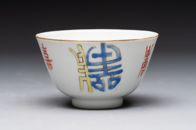 A Chinese blue and white vase, a jar, a famille rose cup and a plaque signed He Xuren 何許人, 19th C.