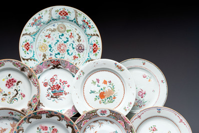 Ten Chinese famille rose plates and a dish with flowers and antiquities, Yongzheng/Qianlong