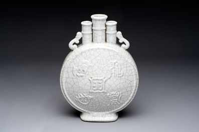 A Chinese Ge-type moonflask, Yongzheng mark, 19/20th C.