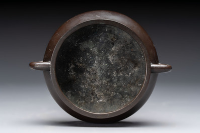 A fine Chinese bronze censer, Yu Tang Jing Wan 玉堂精玩 mark, 17/18th C.