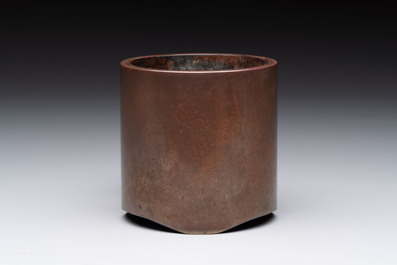 A Chinese bronze cylindric tripod censer, Guiyou 癸酉 mark, 17/18th C.
