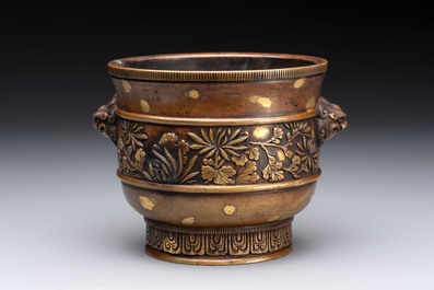 A Chinese gold-splashed bronze cylindrical censer with lion-form handles, Xuande mark, 19/20th C.