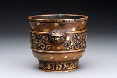 A Chinese gold-splashed bronze cylindrical censer with lion-form handles, Xuande mark, 19/20th C.