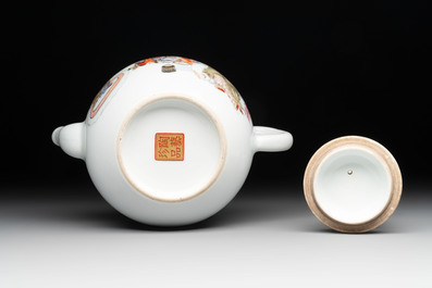 A Chinese famille rose 'playing boys' teapot, Tao Yi Zhen Pin 陶藝珍品 seal mark, 20th C.