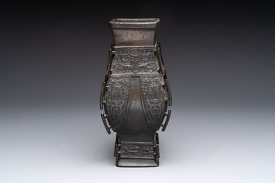 A Chinese bronze vase and ewer, and a Japanese vase, 18/19th C.