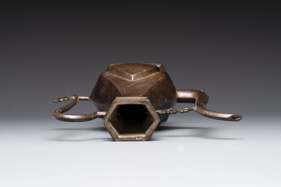 A Chinese bronze vase and ewer, and a Japanese vase, 18/19th C.