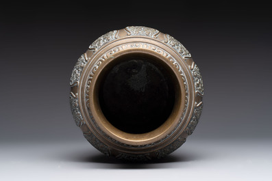 A Chinese bronze vase and ewer, and a Japanese vase, 18/19th C.