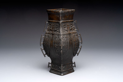 A Chinese bronze vase and ewer, and a Japanese vase, 18/19th C.