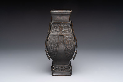 A Chinese bronze vase and ewer, and a Japanese vase, 18/19th C.