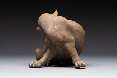 A Chinese Shiwan stoneware cat on a wooden stand, 20th C.