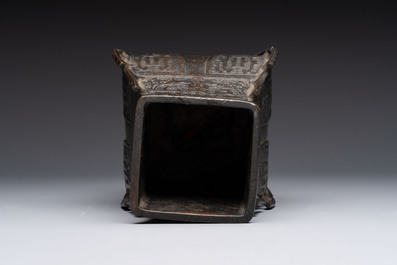 A Chinese bronze vase and ewer, and a Japanese vase, 18/19th C.