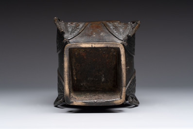 A Chinese bronze vase and ewer, and a Japanese vase, 18/19th C.