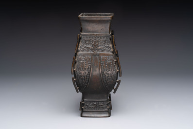 A Chinese bronze vase and ewer, and a Japanese vase, 18/19th C.