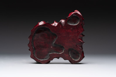 A Chinese Shiwan stoneware cat on a wooden stand, 20th C.