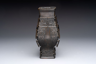 A Chinese bronze vase and ewer, and a Japanese vase, 18/19th C.