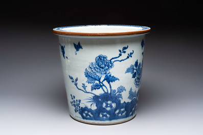 A Chinese blue and white jardini&egrave;re with floral design, Qianlong