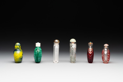 A collection of 12 Chinese glass snuff bottles, 19/20th C.