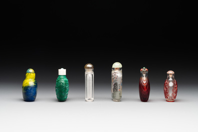 A collection of 12 Chinese glass snuff bottles, 19/20th C.
