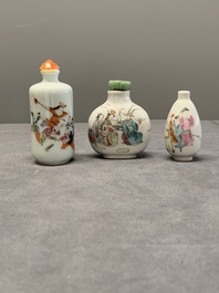 Three Chinese famille rose snuff bottles with figural design, Zhengde mark, 19th C.