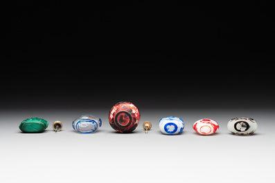 A collection of 12 Chinese glass snuff bottles, 19/20th C.
