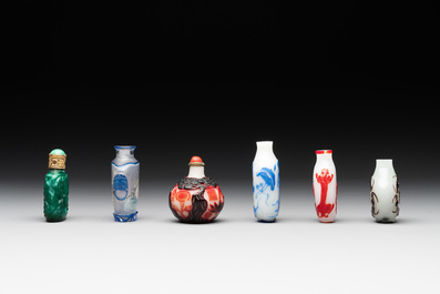 A collection of 12 Chinese glass snuff bottles, 19/20th C.
