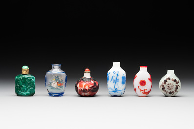 A collection of 12 Chinese glass snuff bottles, 19/20th C.