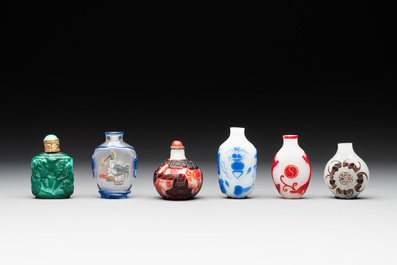 A collection of 12 Chinese glass snuff bottles, 19/20th C.