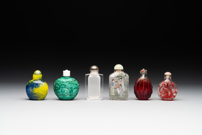 A collection of 12 Chinese glass snuff bottles, 19/20th C.
