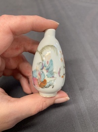 Three Chinese famille rose snuff bottles with figural design, Zhengde mark, 19th C.