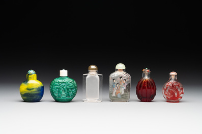 A collection of 12 Chinese glass snuff bottles, 19/20th C.