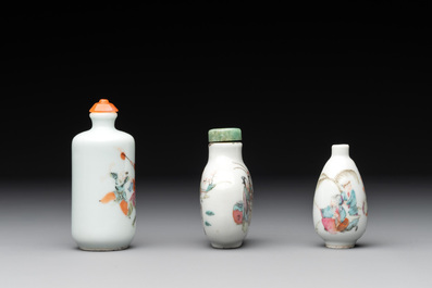 Three Chinese famille rose snuff bottles with figural design, Zhengde mark, 19th C.