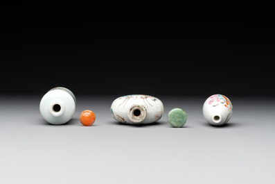 Three Chinese famille rose snuff bottles with figural design, Zhengde mark, 19th C.
