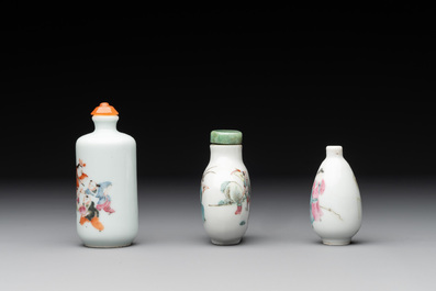 Three Chinese famille rose snuff bottles with figural design, Zhengde mark, 19th C.
