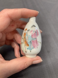 Three Chinese famille rose snuff bottles with figural design, Zhengde mark, 19th C.