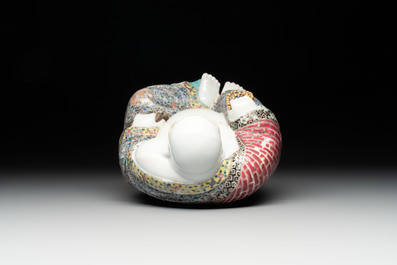 A Chinese famille rose Milefo Buddha, Xue Changsen 薛長森 mark, 20th C.