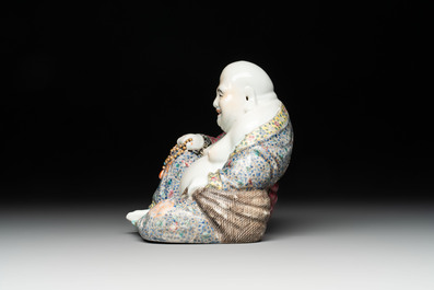 A Chinese famille rose Milefo Buddha, Xue Changsen 薛長森 mark, 20th C.