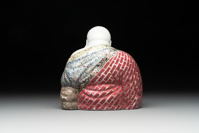 A Chinese famille rose Milefo Buddha, Xue Changsen 薛長森 mark, 20th C.
