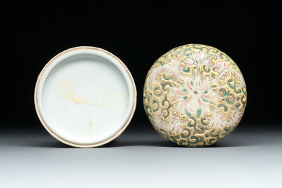 A diverse group of 12 Chinese snuff bottles and three covered seal paste boxes, Qianlong and Daoguang marks, 19th C.