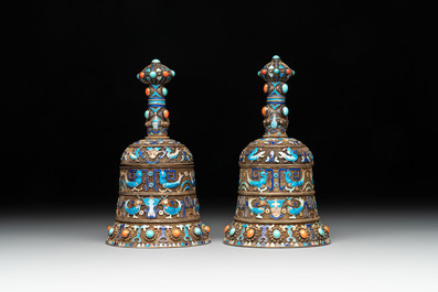 A pair of Chinese precious stone-inset and enamelled gilt-silver filigree bell-form covered boxes, silver mark, 19/20th C.