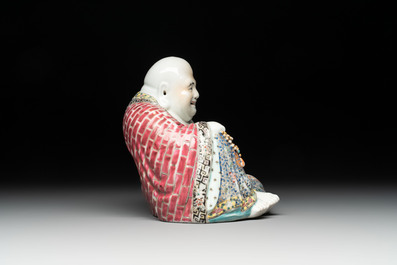 A Chinese famille rose Milefo Buddha, Xue Changsen 薛長森 mark, 20th C.