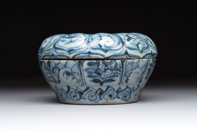 Four Chinese and Annamese or Vietnamese blue and white wares, 15th/19th C.