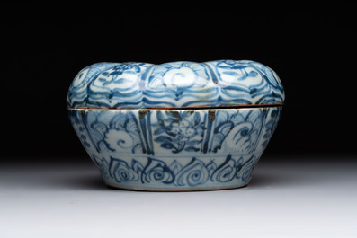 Four Chinese and Annamese or Vietnamese blue and white wares, 15th/19th C.