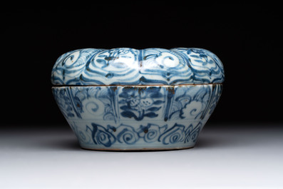 Four Chinese and Annamese or Vietnamese blue and white wares, 15th/19th C.