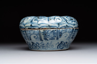 Four Chinese and Annamese or Vietnamese blue and white wares, 15th/19th C.
