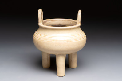 A Chinese Swatow cream-glazed tripod censer with wooden cover, 18/19th C.
