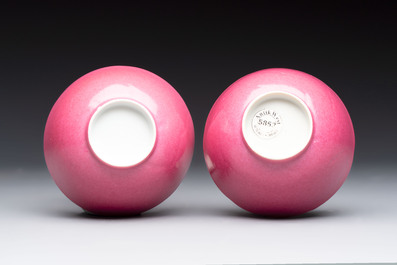 A pair of Chinese ruby-pink-glazed cups with floral anhua design, 18/19th C.