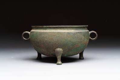 A Chinese archaic bronze tripod food vessel, 'dun 敦', Eastern Zhou