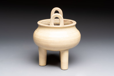 A Chinese Swatow cream-glazed tripod censer with wooden cover, 18/19th C.
