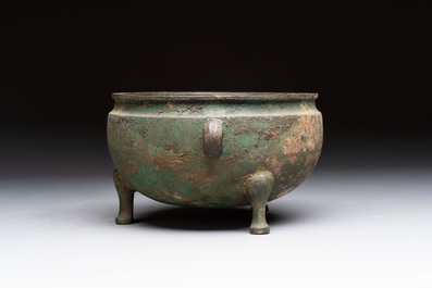 A Chinese archaic bronze tripod food vessel, 'dun 敦', Eastern Zhou