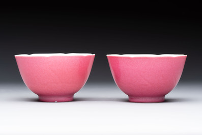 A pair of Chinese ruby-pink-glazed cups with floral anhua design, 18/19th C.